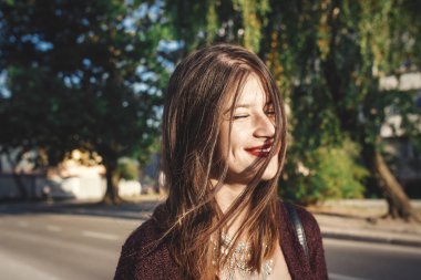 Modern takı ve şık bir görünüm ile şık bohem kız