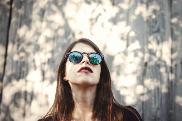 Chica Hipster Elegante Posando Calle Soleada Fondo Pared Madera Retrato — Foto de Stock