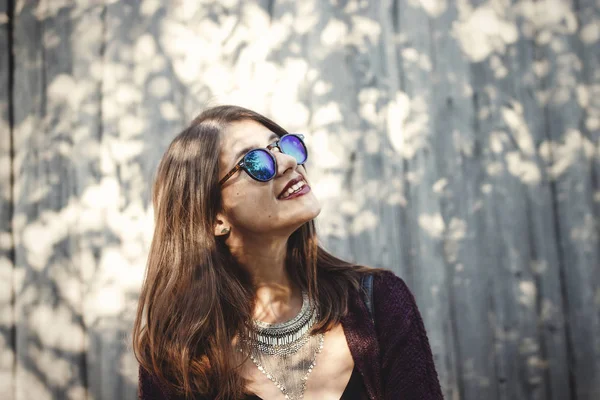 Портрет Щасливої Дівчини Бухо Прохолодному Вбранні Сонцезахисних Окулярах Посміхаються Сонячним — стокове фото