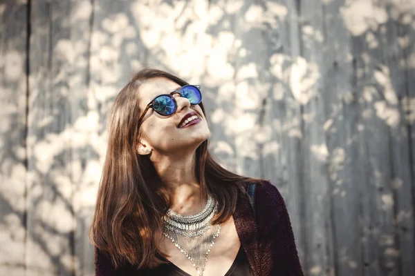 Menina Hipster Elegante Sorrindo Rua Ensolarada Fundo Parede Madeira Boho — Fotografia de Stock