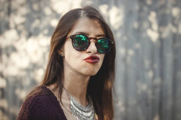 Porträt Eines Fröhlichen Boho Mädchens Mit Sonnenbrille Das Spaß Hat — Stockfoto