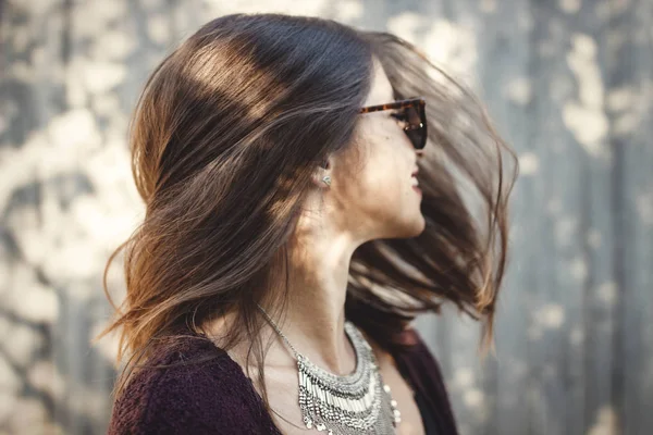 Retrato Chica Boho Feliz Gafas Sol Divirtiéndose Sonriendo Calle Soleada — Foto de Stock