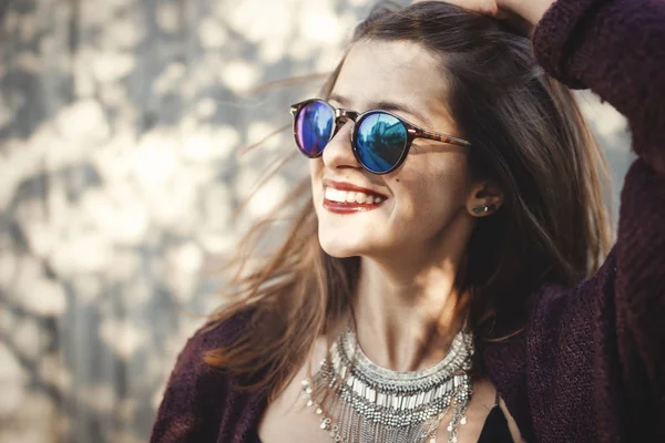 Elegante Chica Hipster Sonriendo Calle Soleada Fondo Pared Madera Retrato — Foto de Stock