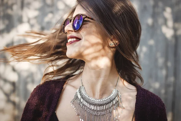 Retrato Menina Boho Feliz Óculos Sol Divertindo Sorrindo Rua Ensolarada — Fotografia de Stock