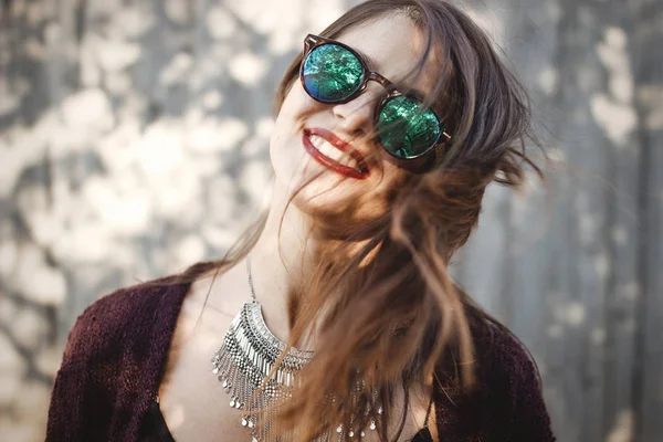 Retrato Menina Boho Feliz Roupa Legal Óculos Sol Sorrindo Rua — Fotografia de Stock