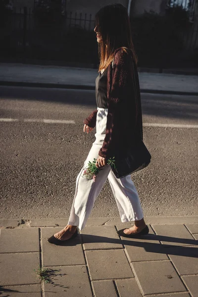 Ευτυχισμένος Hipster Ξέγνοιαστες Κορίτσι Boho Outfit Λουλούδια Χαλαρωτικό Απόγευμα Φως — Φωτογραφία Αρχείου