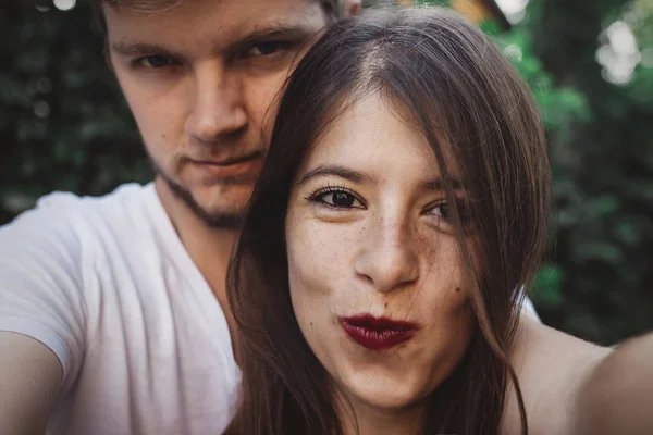 Elegante Casal Hipster Fazendo Selfie Abraçando Casal Família Feliz Amor — Fotografia de Stock