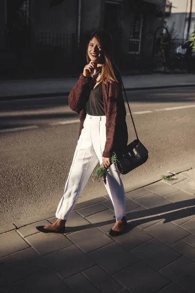 Gelukkig Hipster Zorgeloos Meisje Boho Outfit Met Bloemen Ontspannen Het — Stockfoto