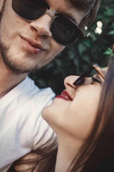 Şık Hipster Çift Gülümseyen Serin Selfie Yapma Güneş Gözlüğü Mutlu — Stok fotoğraf