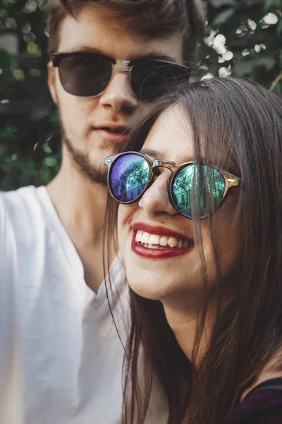 Κομψό Hipster Ζευγάρι Γυαλιά Ηλίου Χαμογελώντας Και Κάνοντας Δροσερό Selfie — Φωτογραφία Αρχείου