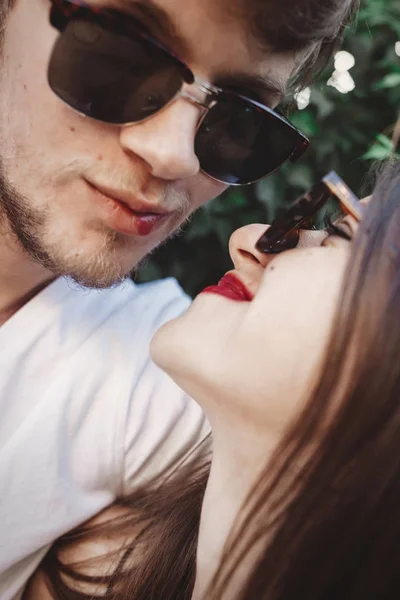 Elegante Pareja Hipster Gafas Sol Sonriendo Haciendo Selfie Fresco Familia — Foto de Stock