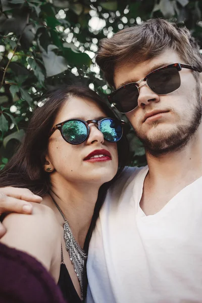 Şık Hipster Çift Gülümseyen Serin Selfie Yapma Güneş Gözlüğü Mutlu — Stok fotoğraf