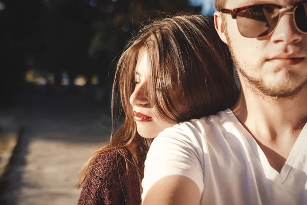 Couple Hipster Élégant Faisant Selfie Embrasser Dans Lumière Soleil Couple — Photo