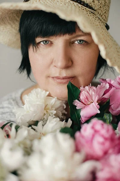 Schöne Frau Mit Hut Posiert Mit Vielen Pfingstrosen Blumen Glückliche — Stockfoto