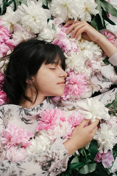 Belle Fille Brune Couchée Dans Nombreuses Pivoines Roses Blanches Portrait — Photo