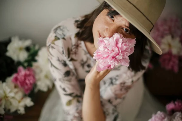 Portrait Boho Girl Sitting Pink White Peonies Rustic Wooden Floor — Stock Photo, Image