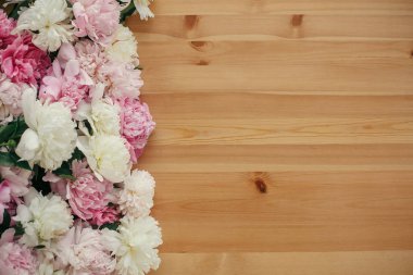 Güzel peonies sınır düz metin için yer ile rustik ahşap masa yatıyordu. Mutlu anneler günü tebrik kartı mockup. Dünya Kadınlar günü. Sevgililer günü şablonu.