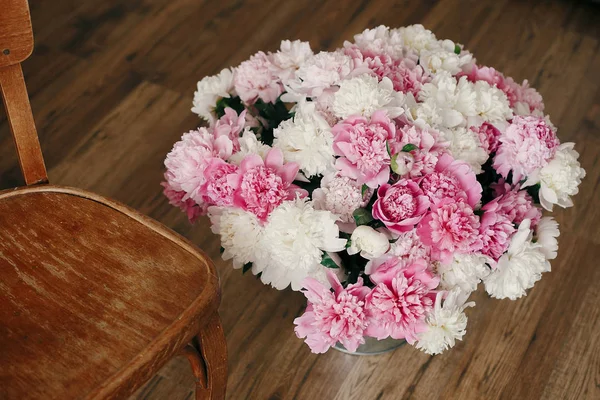 Grand Bouquet Pivoine Élégant Dans Seau Métal Sur Sol Rustique — Photo