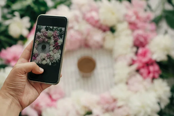 Mano Sosteniendo Teléfono Tomando Fotos Peonías Taza Café Plana Yacía — Foto de Stock