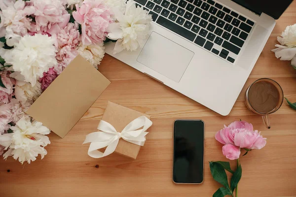 Elegante Portátil Teléfono Con Pantalla Vacía Caja Regalo Café Peonías —  Fotos de Stock