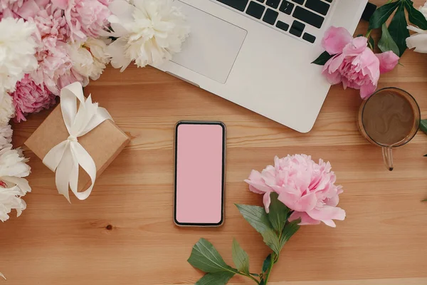 Elegante Portátil Teléfono Con Pantalla Vacía Caja Regalo Café Peonías —  Fotos de Stock