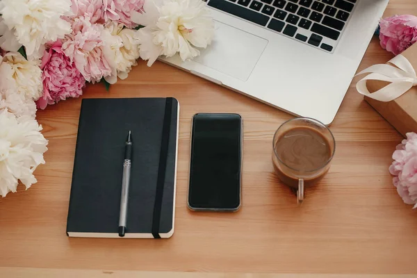 Stilvoller Laptop Telefon Mit Leerem Bildschirm Schwarzes Notizbuch Kaffee Und — Stockfoto