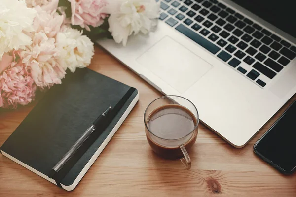 Stilvoller Laptop Telefon Mit Leerem Bildschirm Schwarzes Notizbuch Kaffee Und — Stockfoto