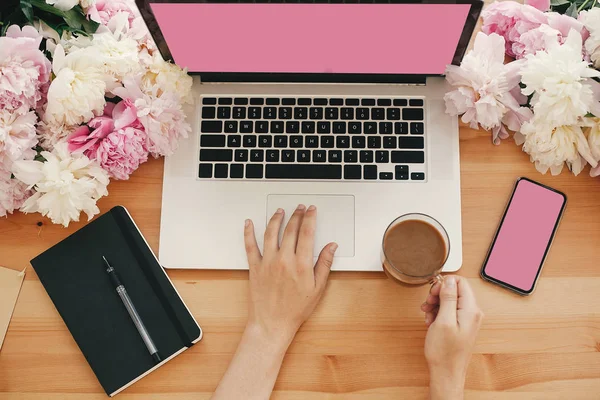 Mädchen Hände Auf Stilvollem Laptop Mit Leerem Bildschirm Und Kaffee — Stockfoto