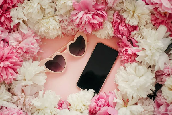 Ahoj Léto Koncept Růžové Bílé Pivoňky Růžové Brýle Telefon Prázdnou — Stock fotografie