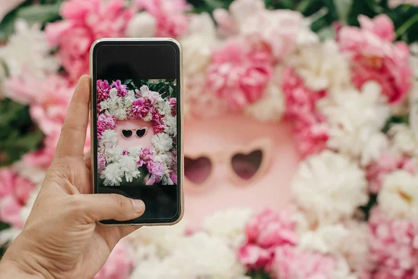 Концепция Блога Instagram Рука Держит Телефон Фотографирует Стильную Девчачью Плоскую — стоковое фото