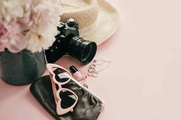 Día Internacional Mujer Elegante Imagen Femenina Peonías Rosadas Cámara Fotográfica — Foto de Stock