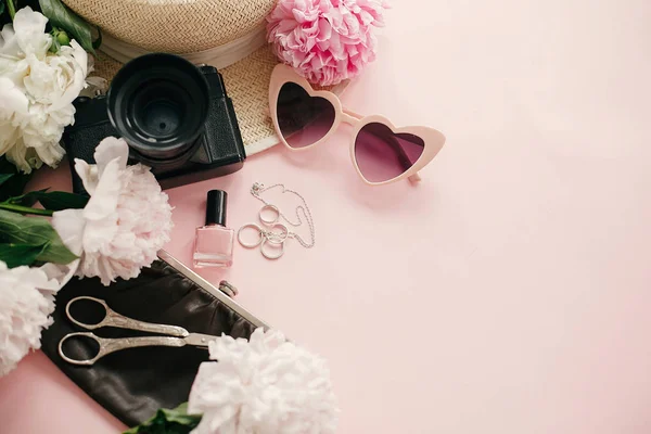 Eleganta Girly Platt Låg Med Rosa Pioner Fotokamera Retro Solglasögon — Stockfoto