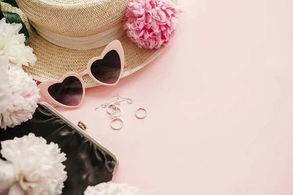 Snygga Girly Rosa Retro Solglasögon Pioner Smycken Hatt Väska Pastell — Stockfoto