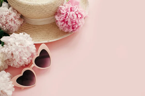 Weltfrauentag Stylische Mädchenhafte Rosa Retro Sonnenbrille Weiße Und Rosa Pfingstrosen — Stockfoto