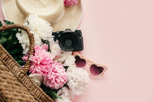 Stylische Flache Liege Mit Rosa Pfingstrosen Strohsack Hut Fotokamera Retro — Stockfoto