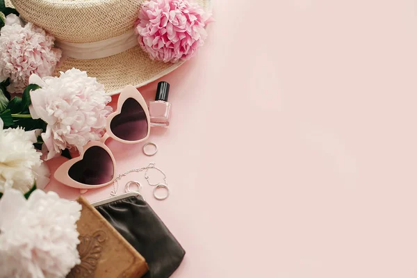 Stijlvolle Girly Afbeelding Van Roze Retro Zonnebrillen Pioenrozen Sieraden Nagellak — Stockfoto
