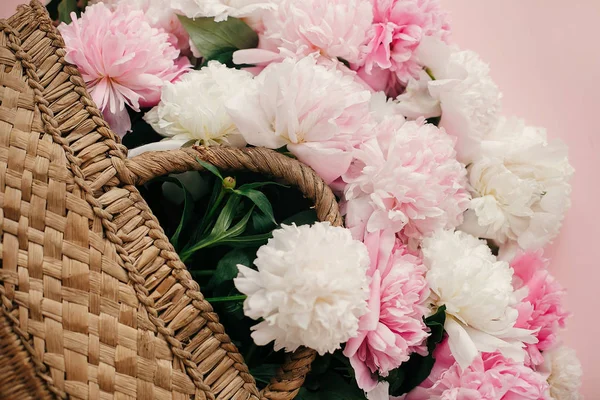 Witte Roze Pioenrozen Groeien Uit Stijlvolle Stro Rustieke Tas Pastel — Stockfoto