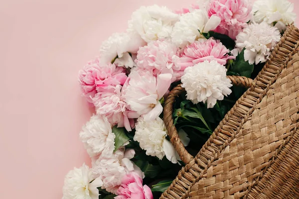 Stijlvolle Stro Rustieke Tas Met Witte Roze Pioenrozen Pastel Roze — Stockfoto