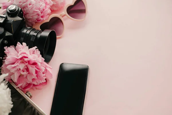 Olá Primavera Férias Óculos Sol Rosa Câmera Fotográfica Bolsa Vintage — Fotografia de Stock