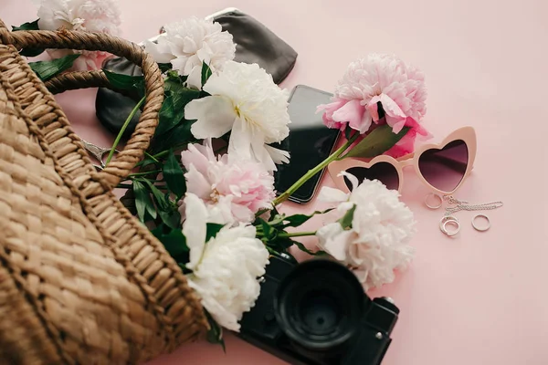 Hallo Lente Afbeelding Stijlvolle Roze Pioenrozen Stro Tas Portemonnee Telefoon — Stockfoto