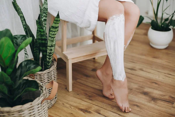 Saç Kaldırma Kavramı Depilasyon Krem Beyaz Havlu Bacaklarını Yeşil Bitkiler — Stok fotoğraf