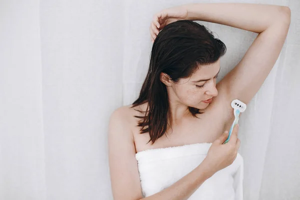 Young Woman Shaving Armpits Plastic Razor Closeup Home Bathroom Skin — Stock Photo, Image