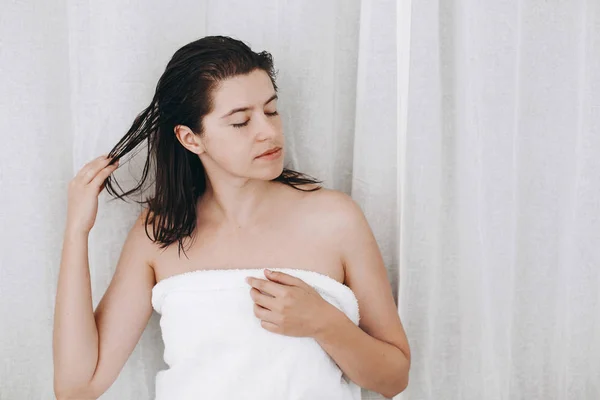 Cabelo Cuidados Com Corpo Jovem Mulher Feliz Toalha Branca Aplicando — Fotografia de Stock