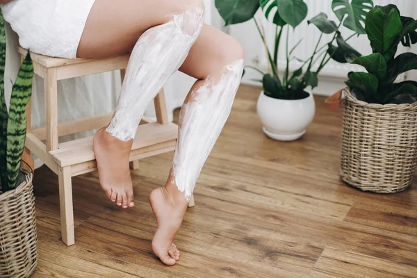 Mujer Joven Toalla Blanca Aplicando Crema Afeitar Sus Piernas Baño — Foto de Stock