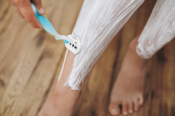 Молода Жінка Голиться Ногами Пластиковою Бритвою Кремом Депіляції Домашній Ванній — стокове фото