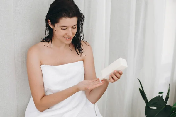 Huid Lichaam Zorg Jong Gelukkig Vrouw Witte Handdoek Toepassing Hydraterende — Stockfoto