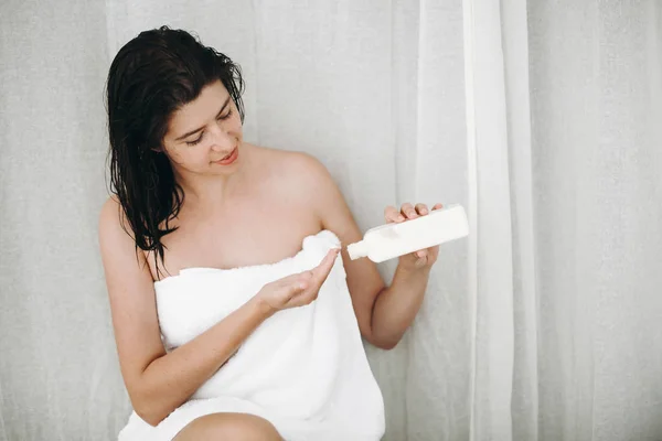 Skin Body Care Young Happy Woman White Towel Applying Moisturizing — Stock Photo, Image
