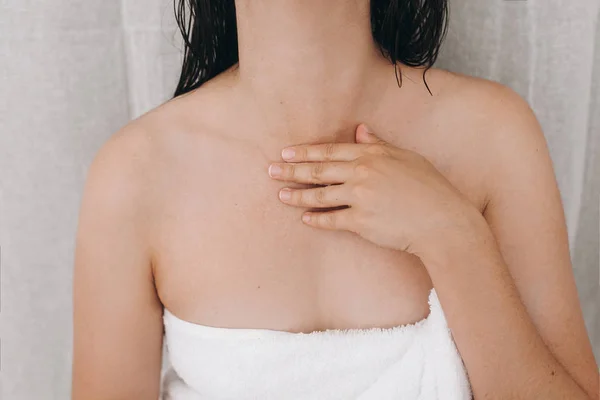 Расслабленная Сексуальная Женщина Белом Полотенце Наносит Увлажняющий Крем Шею Ванной — стоковое фото