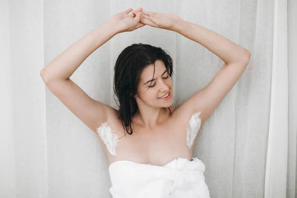 Jonge Aantrekkelijke Vrouw Witte Handdoek Zitten Wachten Met Scheerschuim Oksels — Stockfoto