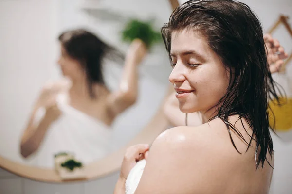 Joven Mujer Feliz Toalla Blanca Disfrutando Spa Bienestar Relajándose Baño —  Fotos de Stock